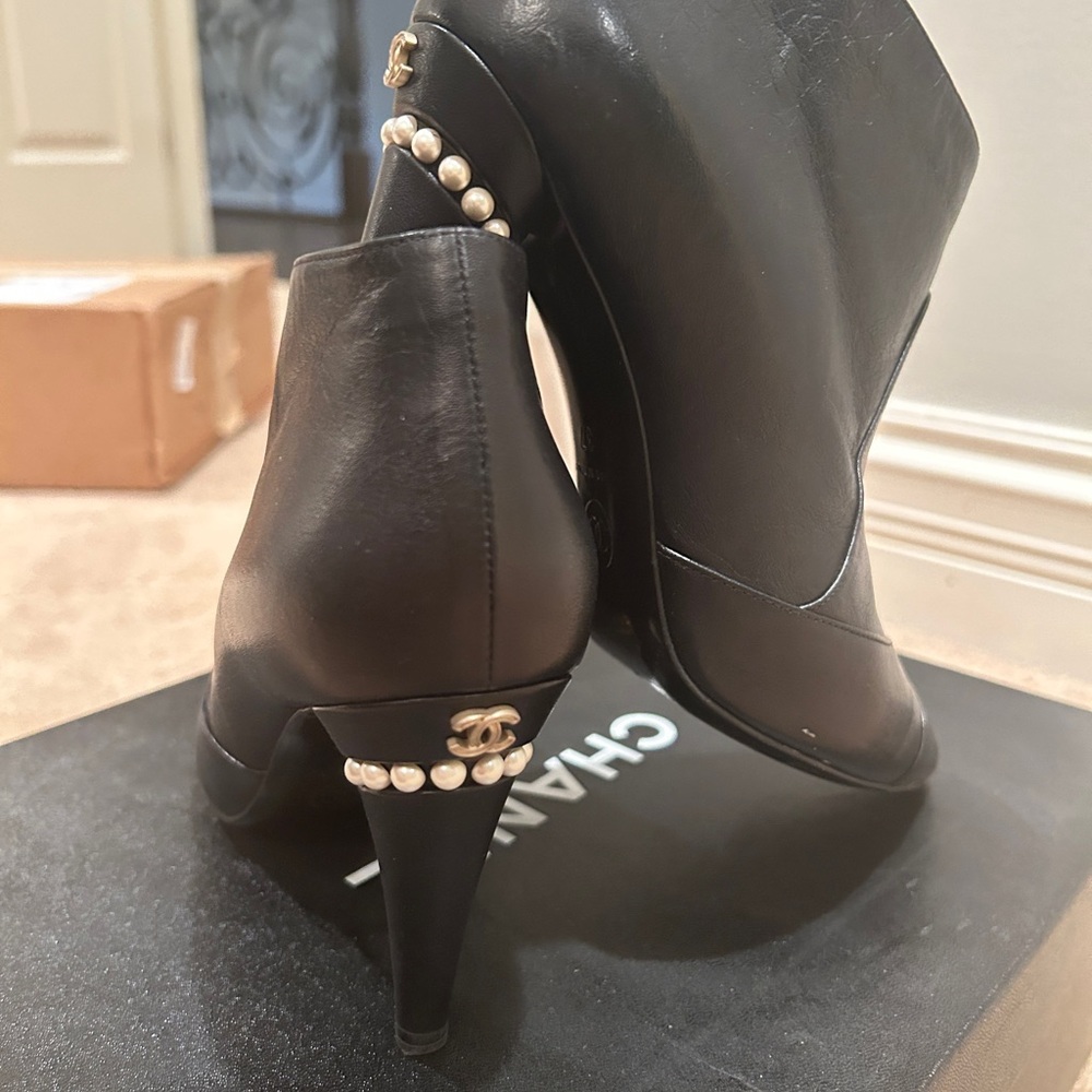 Chanel Boots - size 37 - no dust bag